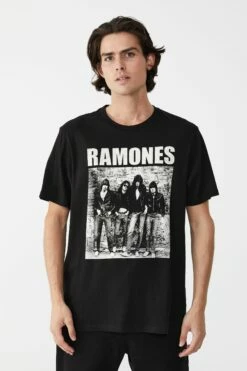 Tbar Collab Music T-Shirt LCN PRO BLACK/METALLICA - LOGO -Mens Clothing Store 3610943 78 2