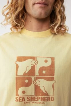 Sea Shepherd Loose Fit T-Shirt LCN SEA CASUAL YELLOW/DOLPHINS -Mens Clothing Store 3611572 08 4